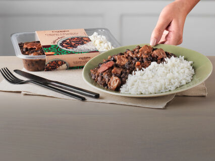 Refeições individuais. Fotografia de feijoada à brasileira em formato individual.